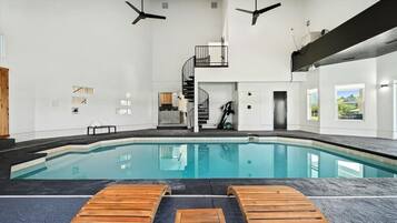 Una piscina techada, una piscina climatizada
