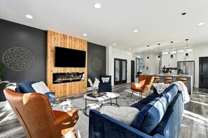 Una Smart TV, una chimenea, videojuegos, un futbolín