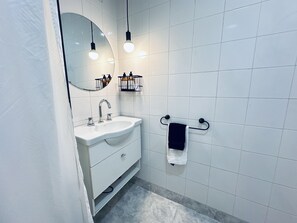 Haartrockner, Handtücher, Seife, Toilettenpapier