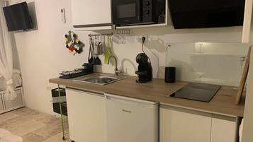 Fridge, microwave, stovetop, coffee/tea maker