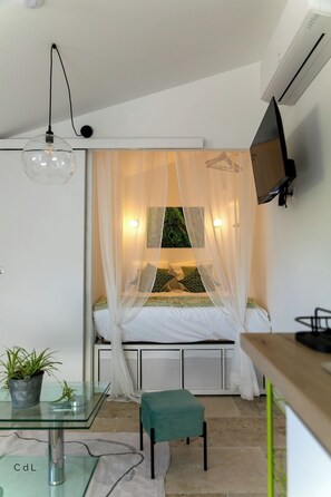 1 slaapkamer, een bureau, een strijkplank/strijkijzer, reisbedje