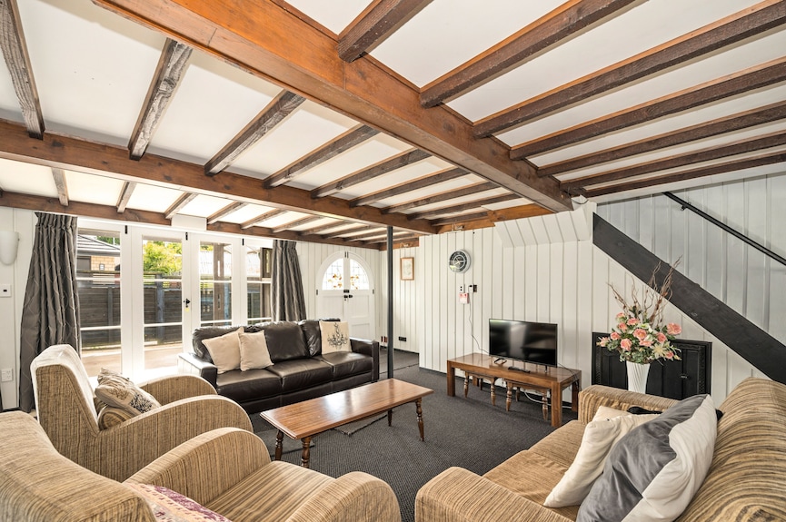 Springfield Rise Lodge - Rotorua Holiday Home - Rotorua