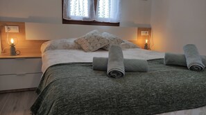 4 bedrooms, desk, iron/ironing board, WiFi