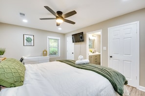 2 bedrooms, desk, iron/ironing board, travel crib - Modern Atlanta Vacation Rental Near Downtown! (Atlanta)