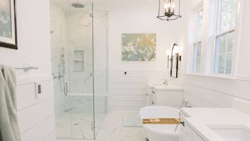 Douche, serviettes fournies, savon, papier toilette