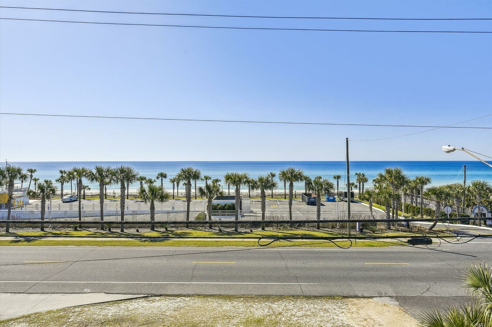 Un parking avec vue sur la plage et l’océan.