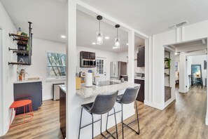 Fridge, microwave, oven, stovetop - Tropical & Elegant l Pool, Bonfire, Outdoor Entertainment l Central Location (Tampa)