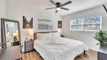 4 bedrooms, in-room safe, desk, iron/ironing board