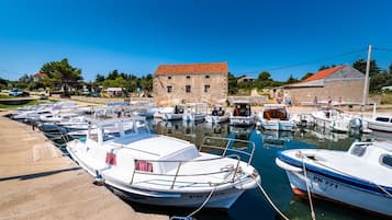 Dormitorio compartido, 1 habitación, fumadores, patio | Puerto deportivo