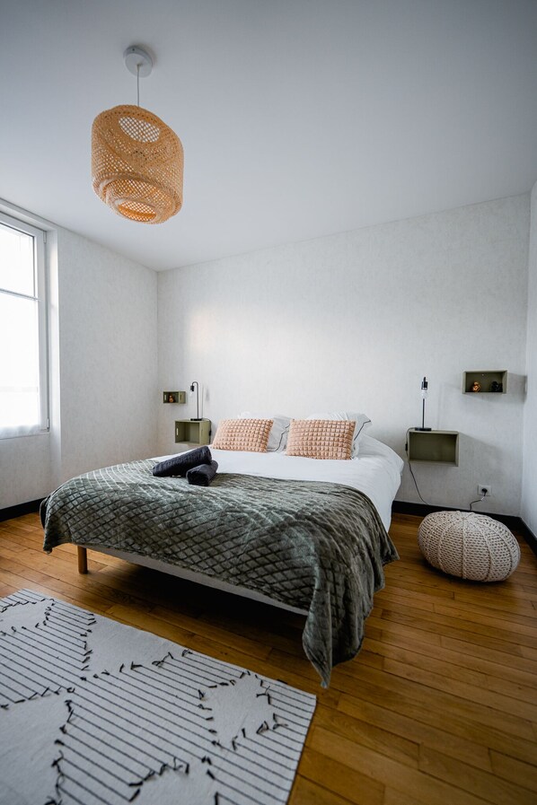 4 bedrooms, desk, travel cot, free WiFi