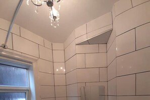 Combined shower/tub, deep soaking tub, hair dryer, towels