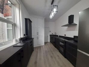 Private kitchen - Spacious 5-bed House - Sleeps 10, Garden & Parking (Manchester)