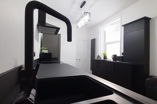 Spacious 5-bed House - Sleeps 10, Garden & Parking