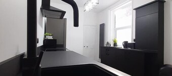 Spacious 5-bed House - Sleeps 10, Garden & Parking