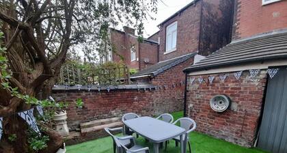 Spacious 5-bed House - Sleeps 10, Garden & Parking