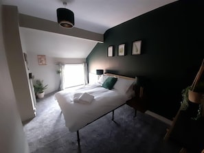 5 bedrooms, iron/ironing board, free WiFi, bed sheets
