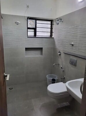 シャワー、ヘアドライヤー、タオル、石鹸