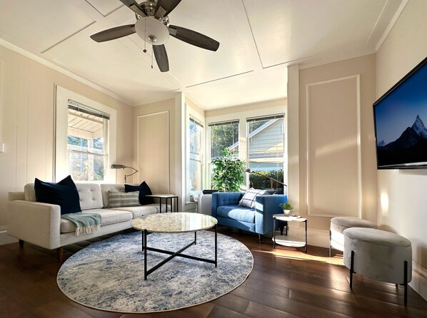 Smart TV - Heritage Hideaway - Downtown Los Gatos (Los Gatos)