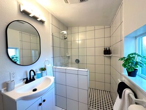 Ducha, artículos de tocador ecológicos, secador de pelo, toallas