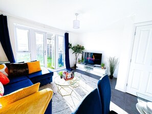 TV - Fully Furnished Home with Parking, Private Garden, Sleep 9 (West Midlands)