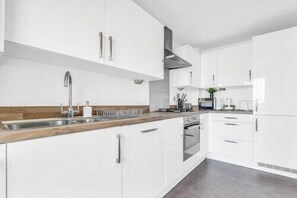 Fridge, microwave, oven, stovetop - Fully Furnished Home with Parking, Private Garden, Sleep 9 (West Midlands)