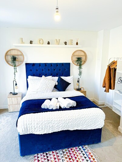Fully Furnished Home with Parking, Private Garden, Sleep 9