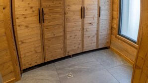 Ein Eckzimmer mit Holzschränken, Fliesenboden und Fenster.