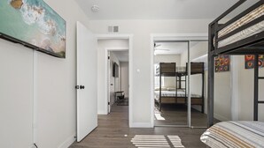 3 室のベッドルーム、アイロン / アイロン台、WiFi (無料)、ベッドシーツ