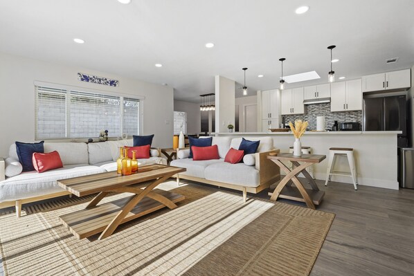 Smart-TV, videospill, fotballspill og bordtennis