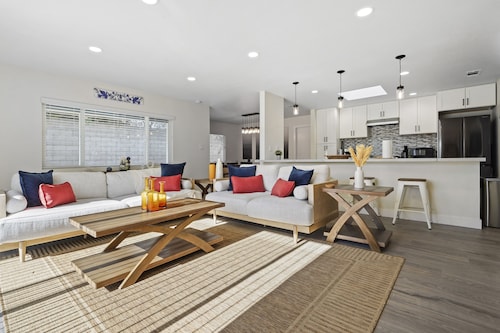 The Beachsides Bliss, BBQ, Arcade, Game Room, Fire Pit Patio, 5 Miles to Beaches