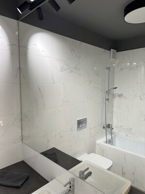 Hårtørrer, bidet, håndklæder, Sæbe