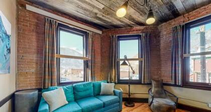 Benson Lodge Room - 1