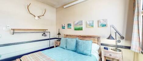 1 dormitori, planxa i posts de planxar, wifi i roba de llit