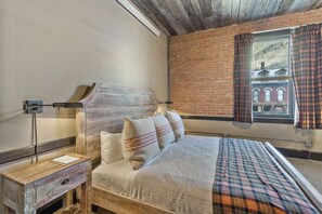1 slaapkamer, een strijkplank/strijkijzer, internet, beddengoed