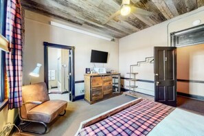 1 bedroom, iron/ironing board, internet, bed sheets - Benson Lodge Room -2 (Silverton)