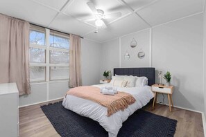 3 bedrooms, desk, WiFi, bed sheets
