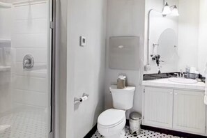 Dusj, hårføner og håndklær