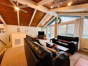 Una Smart TV, una chimenea, videojuegos