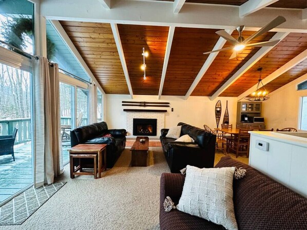 Una Smart TV, una chimenea, videojuegos