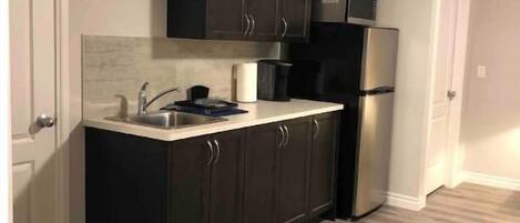 Een koelkast, een magnetron