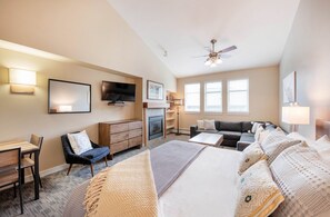 Een strijkplank/strijkijzer, wifi, beddengoed