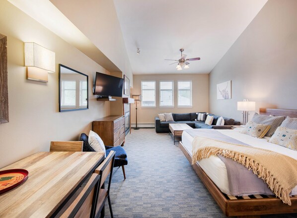 Een strijkplank/strijkijzer, wifi, beddengoed