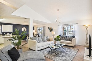 Huis, 3 slaapkamers, toegang tot zwembad | Woonruimte | Een flatscreentelevisie