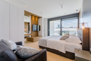 3 slaapkamers, een strijkplank/strijkijzer, gratis wifi, beddengoed