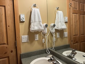 Hårføner, håndklær, såpe og toalettpapir