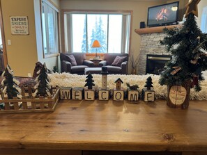 Interior - Ski in/Ski out, 2mins to village 3bdrm + hot tub view 2car private parking (Big White Mountain)