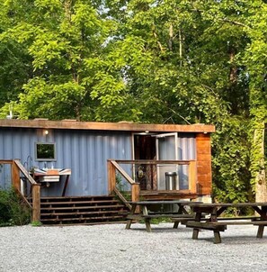 Outdoor dining - Stylish Skoolie Lake Cumberland (Monticello)