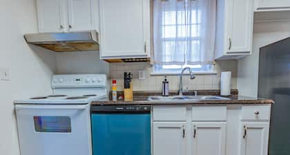 Conveniently located house with 6 beds and all your essentials!