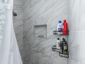 Ducha, secador de pelo, toallas, jabón