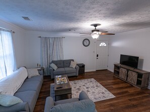 Smart TV - Conveniently located house with 6 beds and all your essentials! (Columbus)